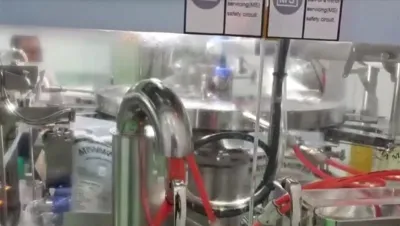 تعبئة زيت طعام في عبوات سعة 1 لتر